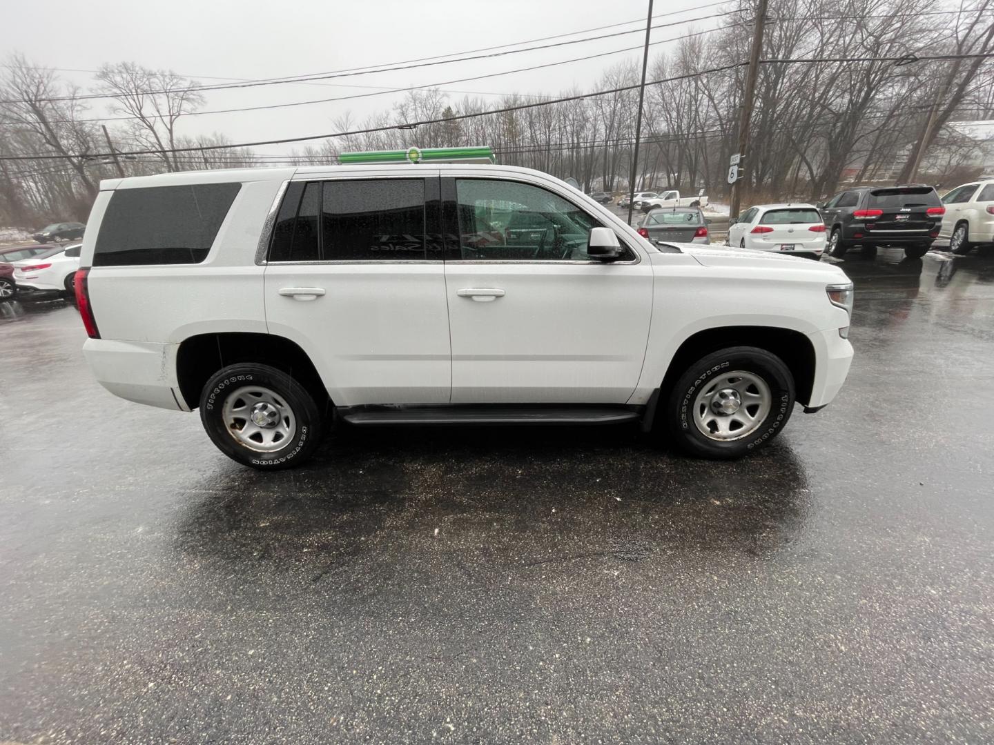 2016 White /Black Chevrolet Tahoe SSV 4WD (1GNSKFEC1GR) with an 5.3L V8 OHV 16V FFV engine, 6A transmission, located at 11115 Chardon Rd. , Chardon, OH, 44024, (440) 214-9705, 41.580246, -81.241943 - This 2016 Chevrolet Tahoe Special Service Vehicle (SSV) with 4WD is a robust and capable law enforcement vehicle featuring a 5.3-liter V8 engine paired with a 6-speed automatic transmission. It offers a two-speed transfer case to aid in both on-road performance and off-road capability. Its 3.08 axle - Photo#4